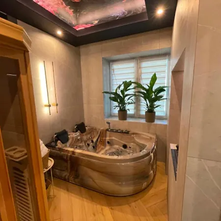 Secret Paradise Jacuzzi & Sauna